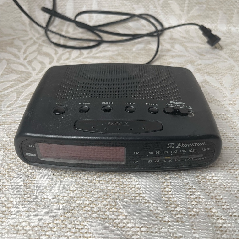 Emerson AM/FM Radio Digital Alarm Clock Model CK5026N Works V